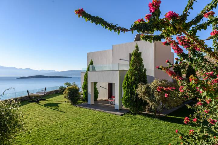 Villa for 6 people, with balcony and garden as well as view in Agios Nikolaos