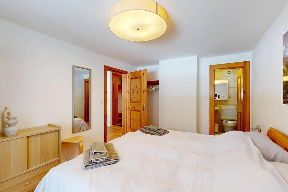Geheel appartement, Ground-Floor Holiday Apartment in Bever with Terrace, Lift & Parking in Bever, Saint Moritz