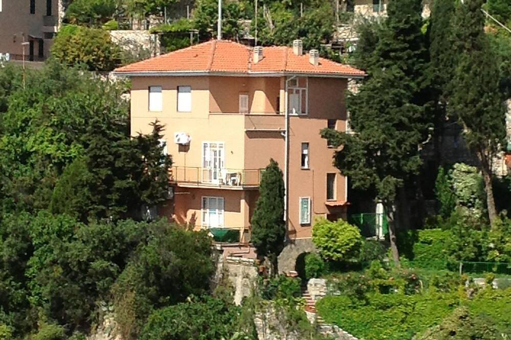 Appartement entier, Appartement panoramique avec terrasse devant la mer in Finale Ligure, Commune de Finale Ligure