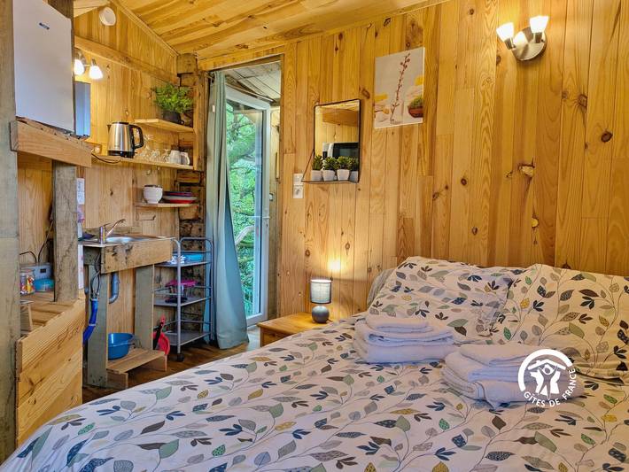 Cabane perchée avec terrasses, salle de bain, kitchenette, petit-déjeuner inclus et accès piscine. in Saint-Thomas-de-Courceriers, Mayenne