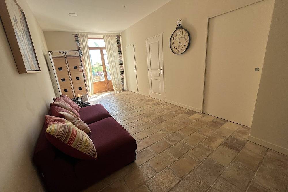 Entire apartment, Maison de Village Romantique et Typique au Centre du Village in Régusse, Brignoles region