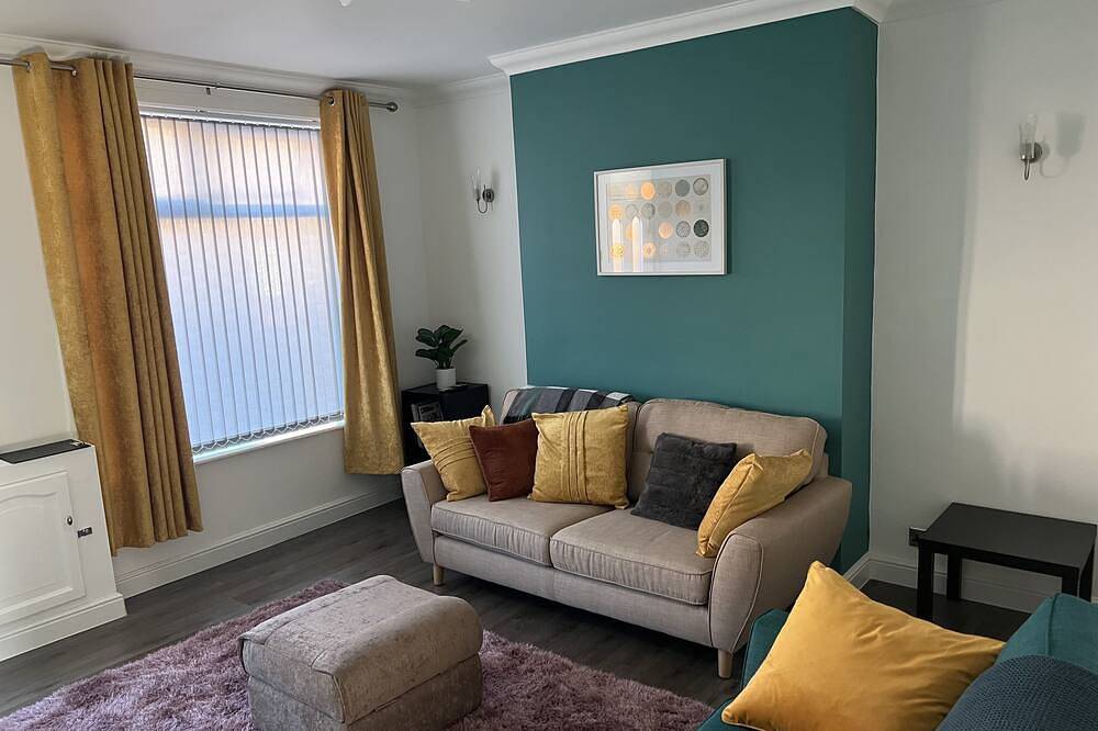 Comfortably furnished 2 bedroom home in Bolton in Bolton, Greater Manchester
