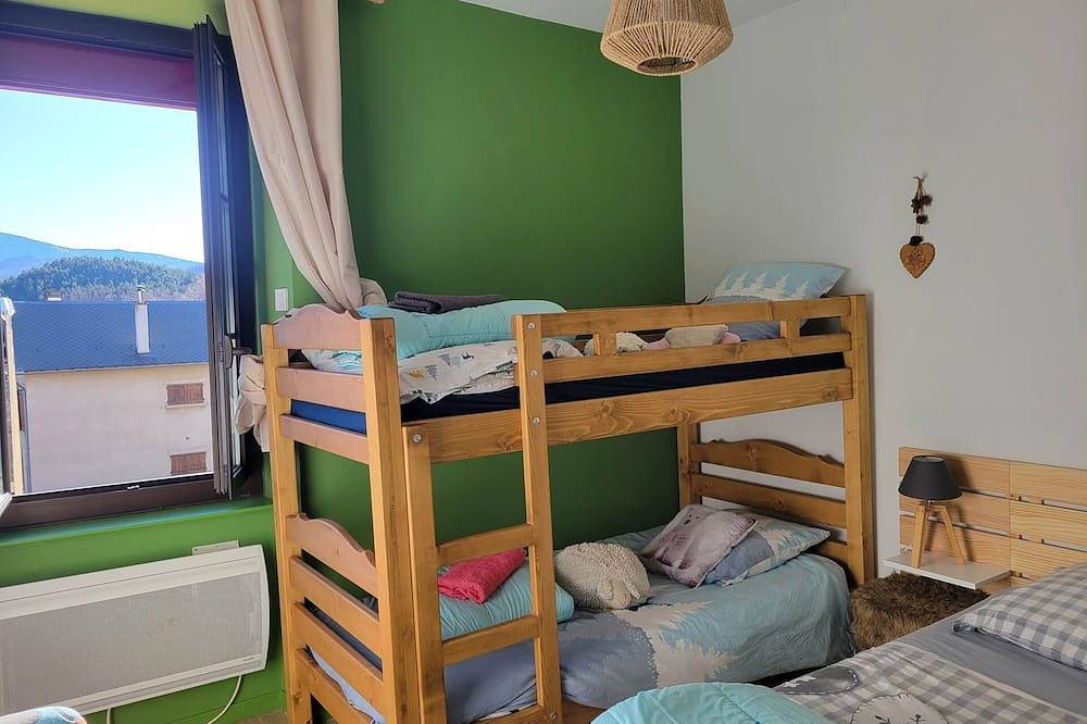 Apartamento entero, Family room ( bed 140cm + bunk bed 90cm ) in Artigues, Ariège
