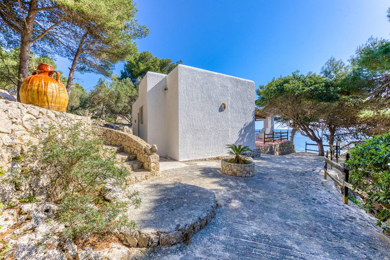 Sea access: unique villa with stunning views (house A) in Castro (Lecce), Province de Lecce
