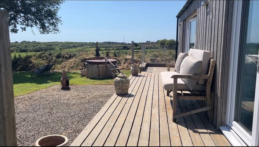Lodge for 2 people, with hot tub and garden in South-Wales