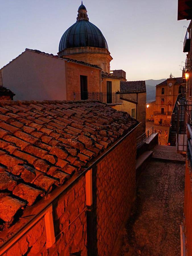Il vicolo dei tetti in Gangi, Palermo Provinz