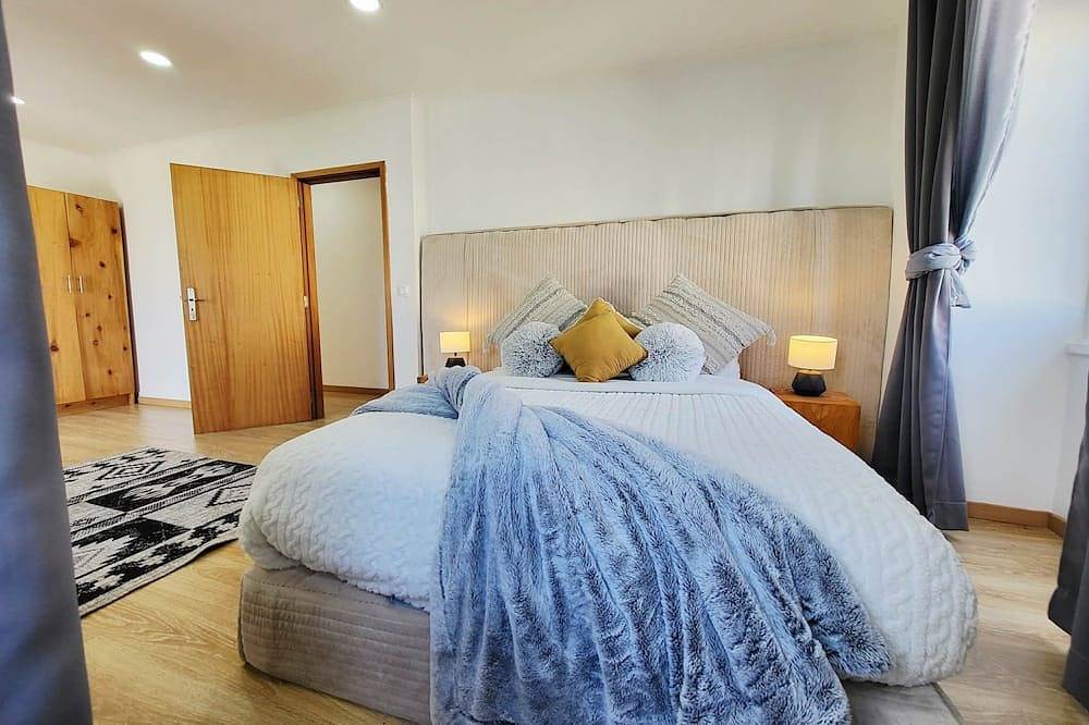 A six-person home with a private pool in the village of Biscoitos in Biscoitos, Terceira (Azoren)