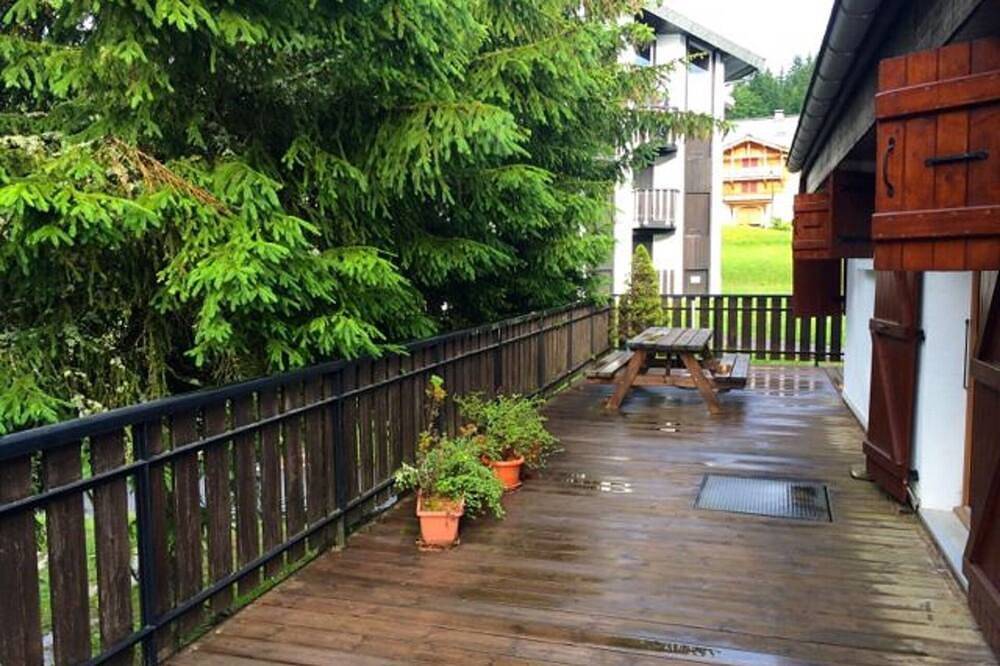 Appartement entier, 7 lits, 3 chambres, 2. 5 salles de bain, immense balcon, 30m des pistes, calme, 1km ville in Les Gets, Les Portes du Soleil