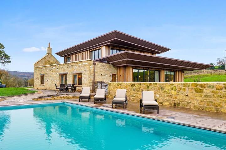 Holiday rental for 12 people, with hot tub and terrace as well as garden in Winchcombe