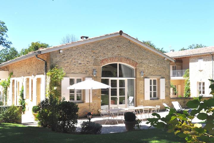 Gîte pour 10 personnes, avec piscine, adapté aux familles à Divajeu
