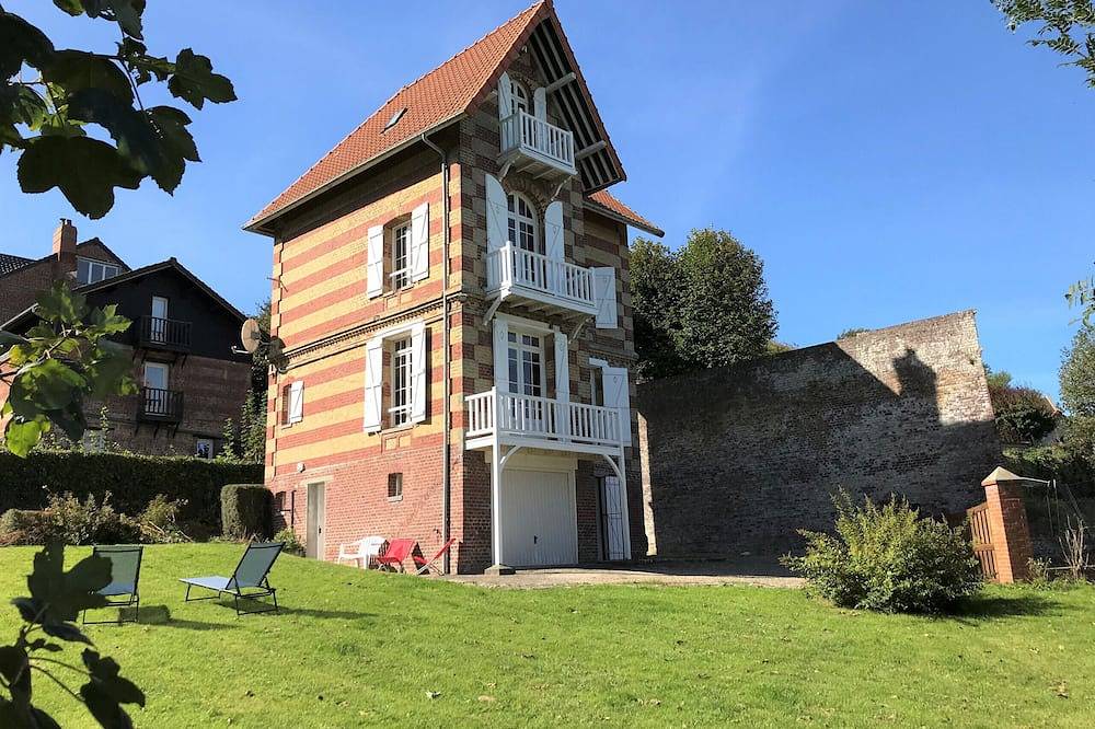 Roses,Haus der Jahrhundertwende 100 Meter vom Meer entfernt in Pourville-sur-Mer, Hautot-sur-Mer