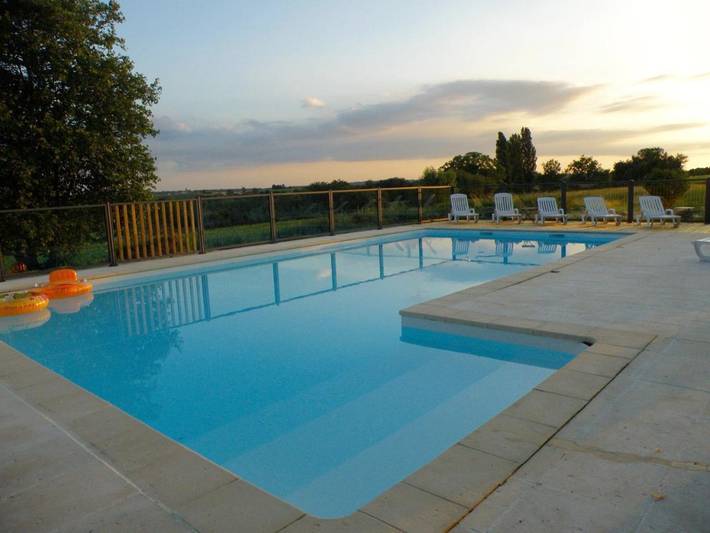 Location de vacances pour 7 personnes, avec Terrasse et Jardin ainsi que Piscine et Vue à Blasimon