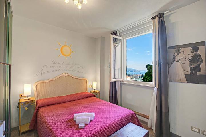 Entire apartment, Sole Priscilla House - Terrace & parking in Salò, Garda Mountains