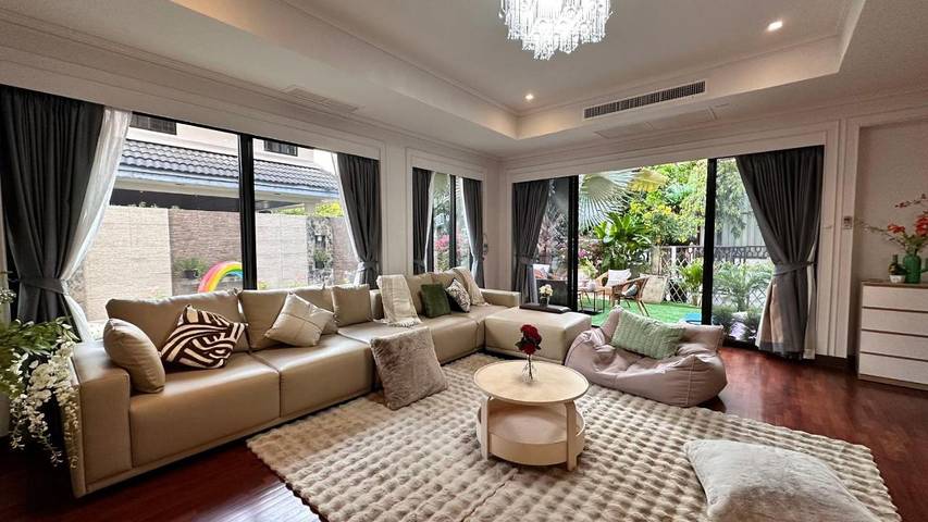 Villa pour 11 personnes, avec jardin et piscine ainsi que balcon et jacuzzi à Bangkok