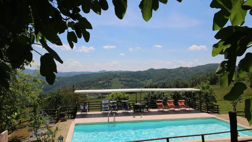Agriturismo per 5 persone, con Terrazza e Giardino nonché Piscina nelle Marche