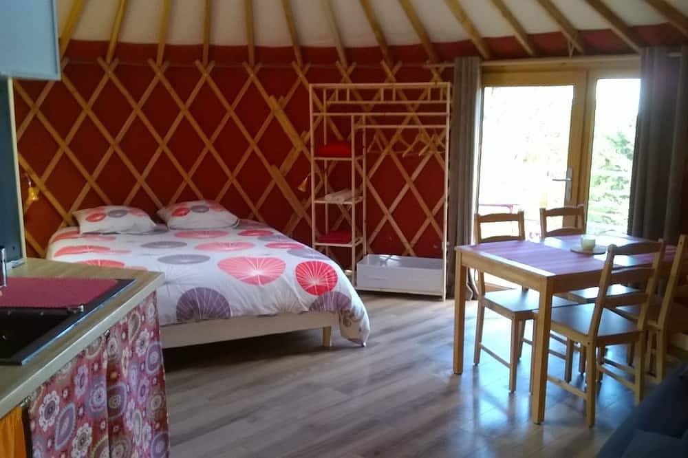 Yourte contemporaine en terrasse dans un bois in Saint-Bonnet-le-Froid, Haute-Loire