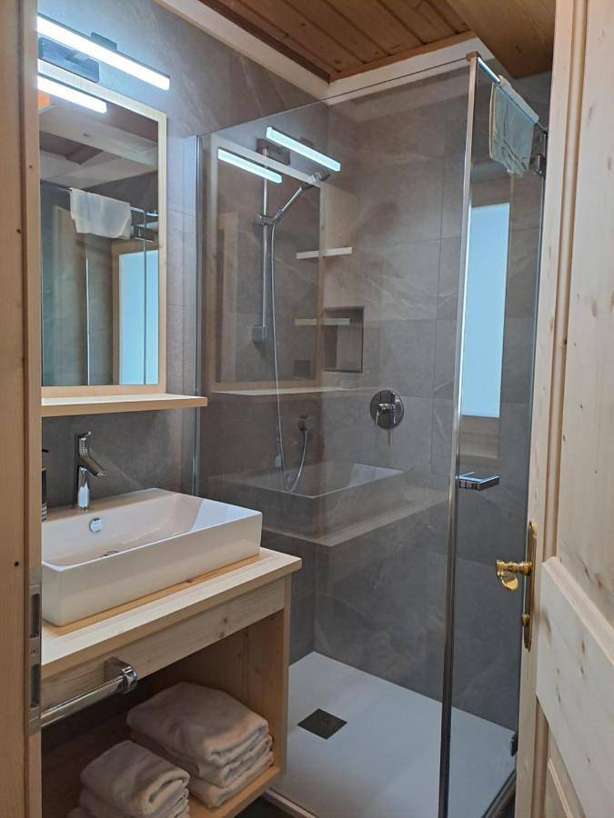 Ferienwohnung für 3 Personen, mit Balkon und Terrasse sowie Garten und Ausblick in Brenner