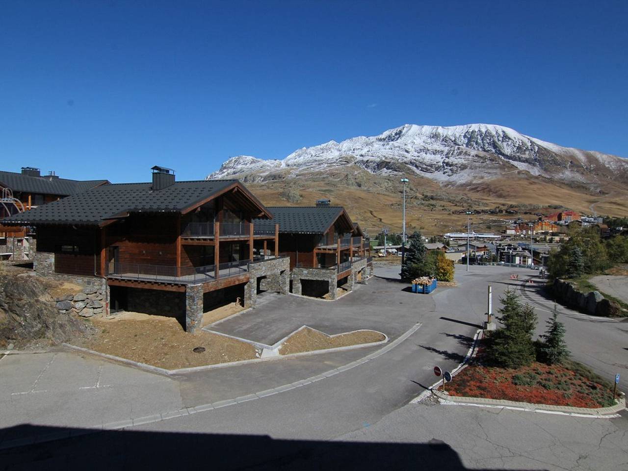 Entire apartment, Cozy Apartment for 4/5 with Balcony near Ski Lifts, Shops & Ski School - Alpe d'Huez in Huez, Écrins National Park