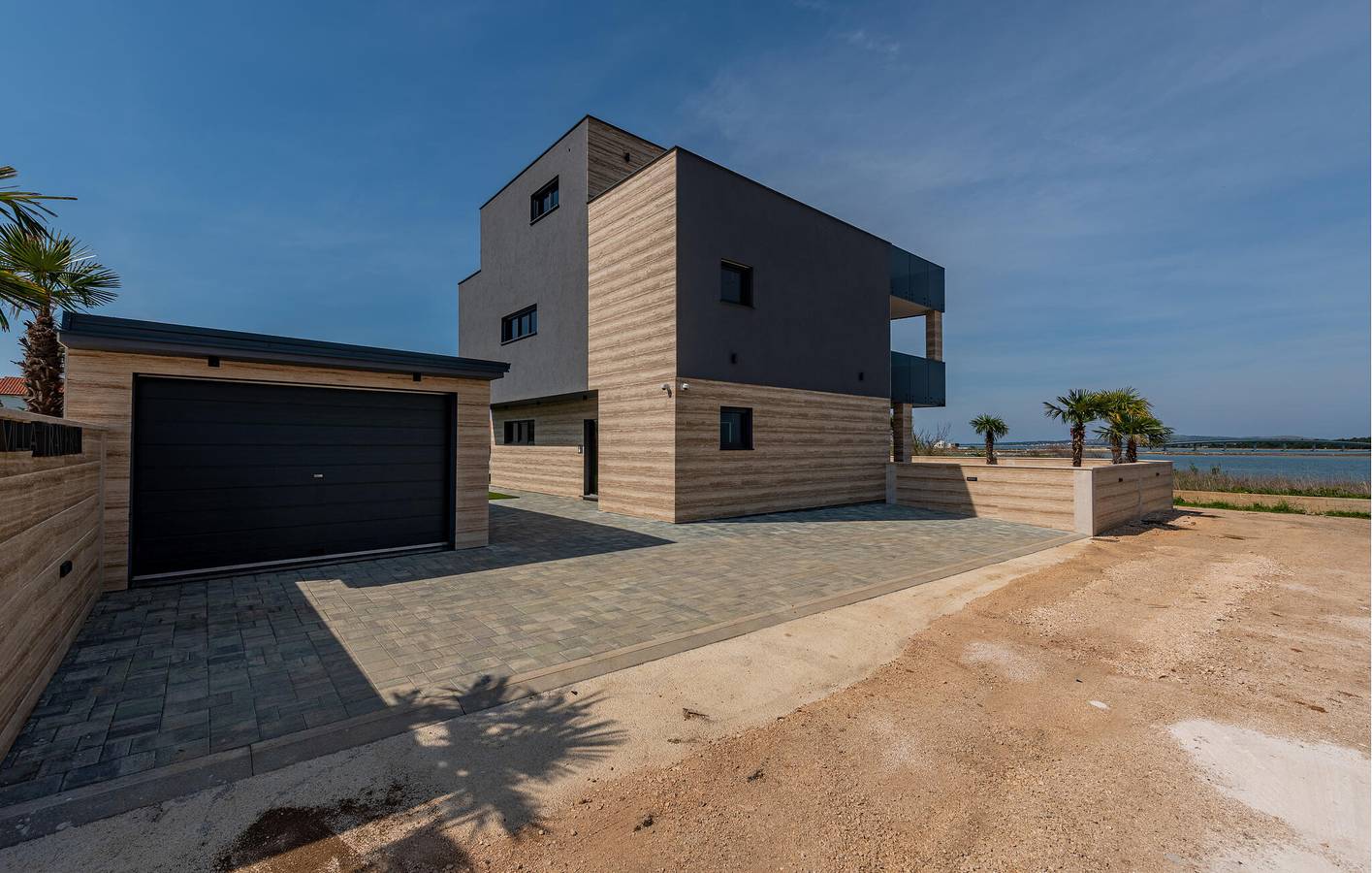 Geräumige Ferienwohnung mit 2 Schlafzimmern, Pool, WLAN und Parkplatz in der Nähe des Strandes von Privlaka in Privlaka, Zadar