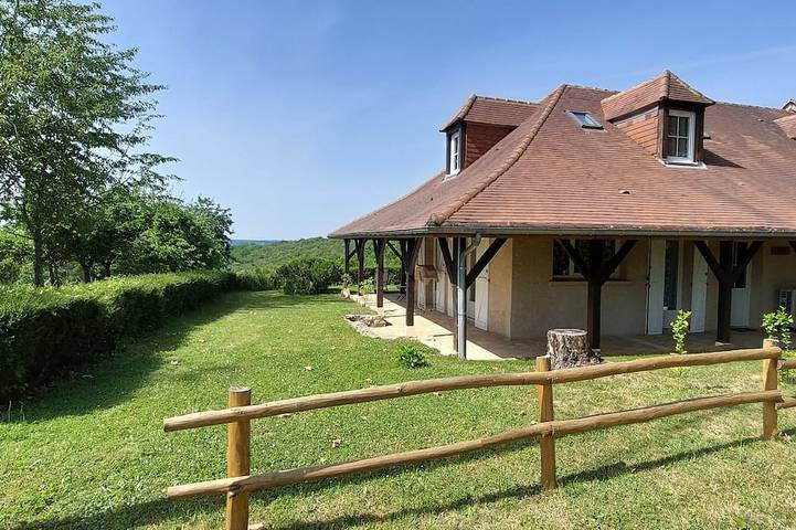 Gîte pour 6 personnes, avec piscine ainsi que terrasse et jardin