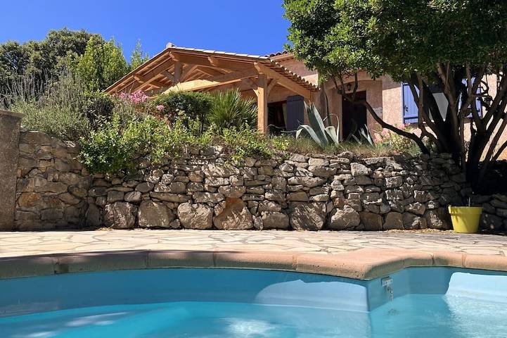 Location de vacances pour 8 personnes, avec Jacuzzi ainsi que Terrasse et Jardin à La Roquebrussanne