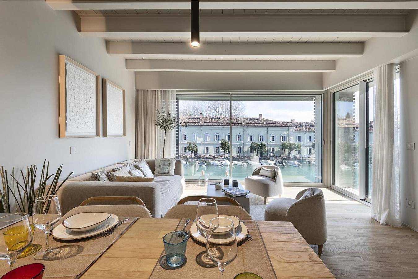 Apartamento inteiro, Apartamento 'Palazzo Cordigero - Canale' com Vista para o Canal, Wi-Fi e Ar Condicionado in Peschiera del Garda, Pré-Alpes de Garda