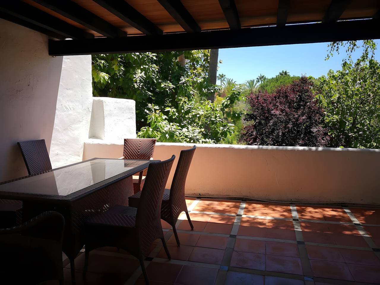 Geheel appartement, Appartement 'Bonito Piso Con Jardines Y Piscina' met gedeeld zwembad, Wi-Fi en airconditioning in Playa de Casasola-Atalaya, Estepona