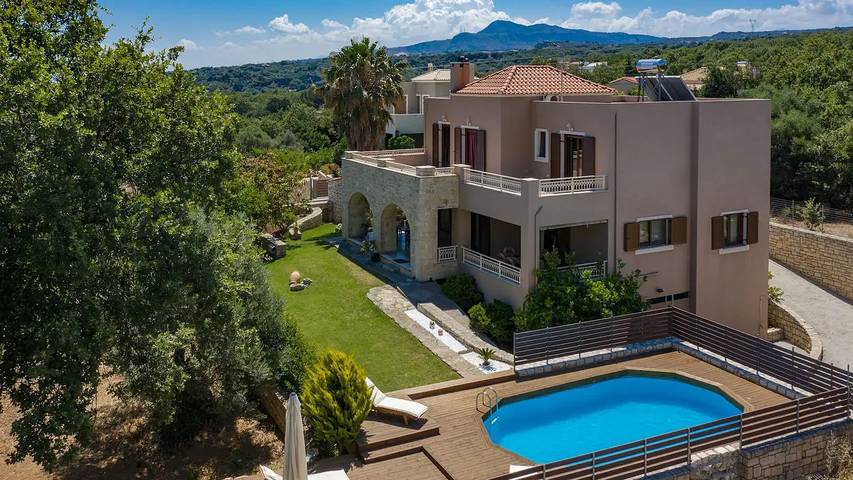 Ferienhaus für 9 Personen, mit Pool und Garten