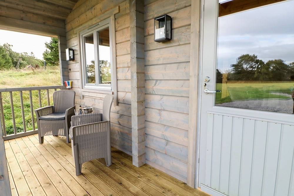 Otters Holt, pet friendly, with hot tub in Staindrop in County Durham