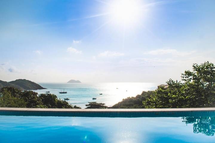 Casas e apartamentos de temporada para 10 pessoas, com jardim e terraço na Praia Brava RJ