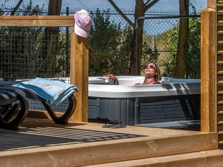 Flower Camping Les Ilates - Mobilhome 4 personnes - Homeflower Premium Plus 29m² (2 chambres) + lits faits à l'arrivée et ménage | 4 personnes in Loix, Île de Ré