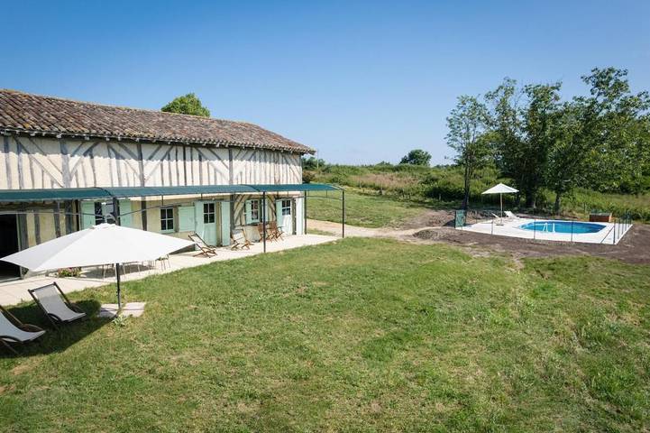 Location de vacances pour 6 personnes, avec piscine ainsi que jardin et vue à Eygurande-et-Gardedeuil - 2
