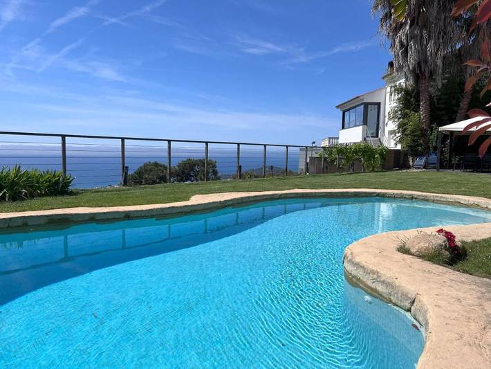 Chalet para 6 personas, con vistas además de jardín y piscina en Lloret de Mar