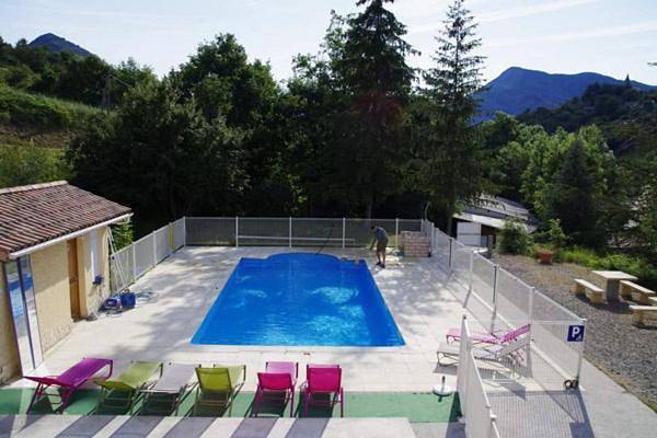Camping pour 4 personnes, avec Balcon et Terrasse ainsi que Jardin et Piscine