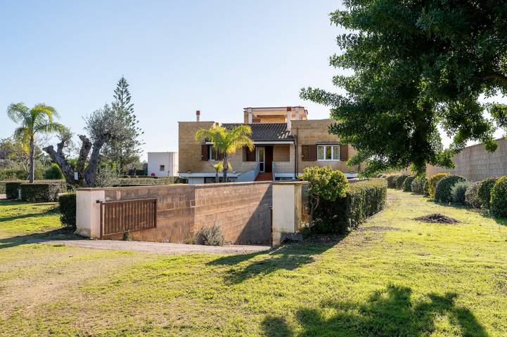 Entire apartment, Apartment 'Villa Tubola - Suite' with Balcony, Wi-Fi and Air Conditioning in Lizzanello, Lecce Province