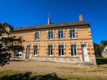 Gîte pour 11 personnes, avec jardin à Chabris