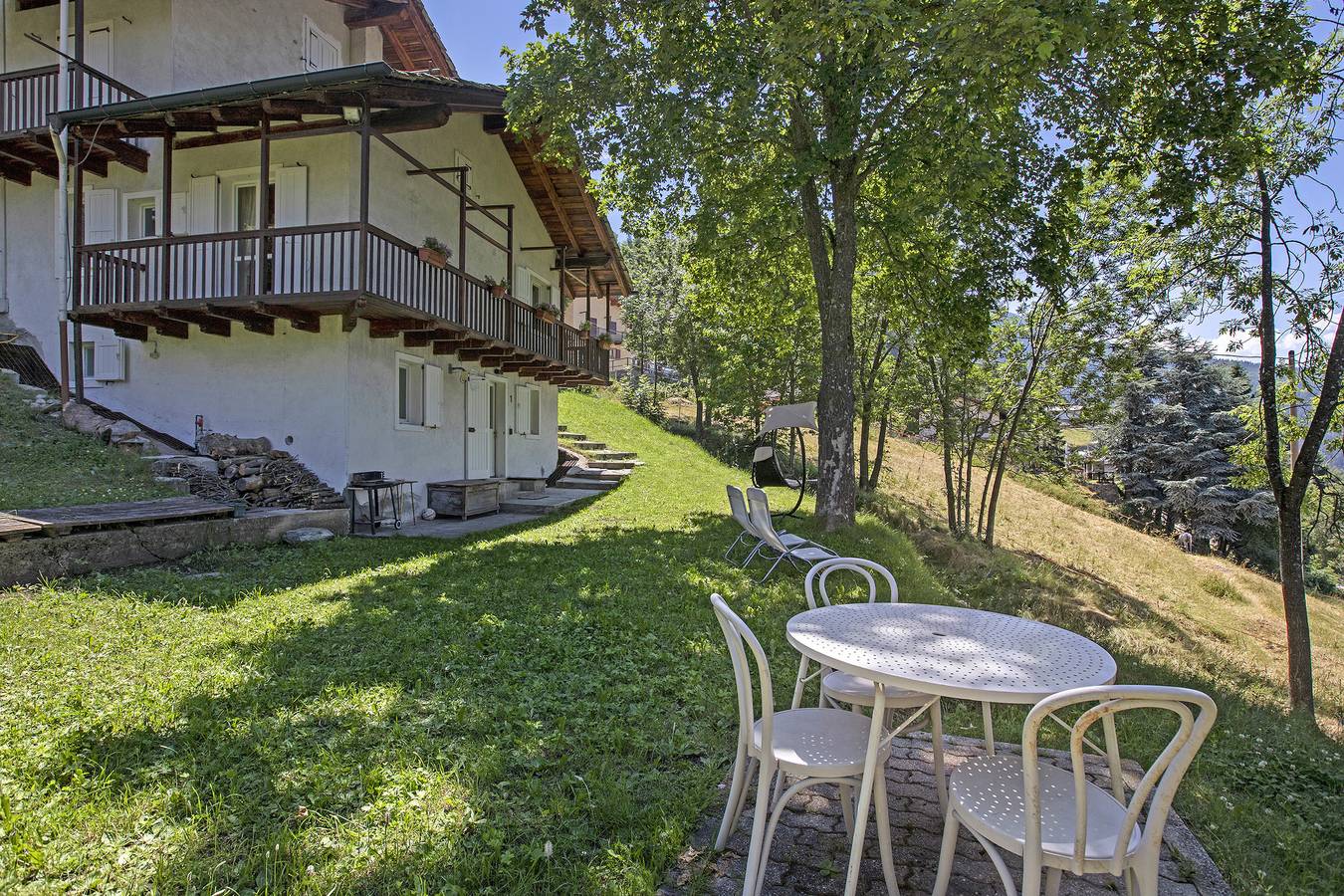 Geheel appartement, Appartement 'Coin Vert' met uitzicht op de bergen, gedeelde tuin en Wi-Fi in La Cerise (Gressan), Comune di Gressan