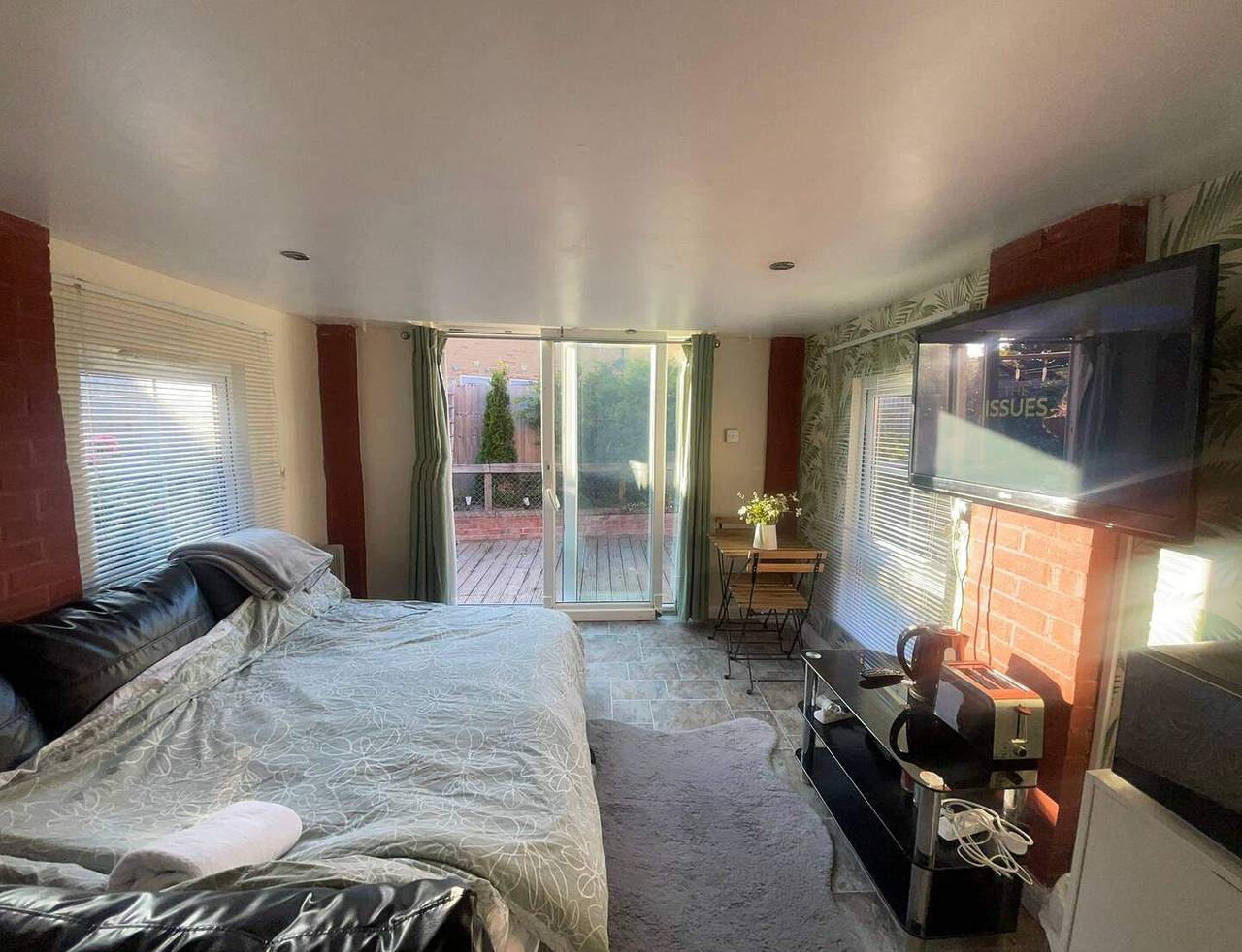 Ganzes Studio, Studio-Sleeps 2 free parking-garden-near shops in Almondsbury, Süd Gloucestershire