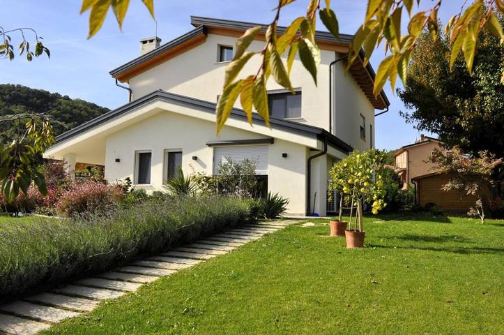 Appartamento per 10 persone, con Balcone e Terrazza nonché Giardino e Panorama a Montegrotto Terme