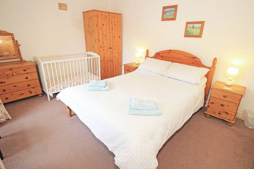 The Farmhouse, pet friendly, country holiday cottage in Llanbedr in Llanbedr, Snowdonia