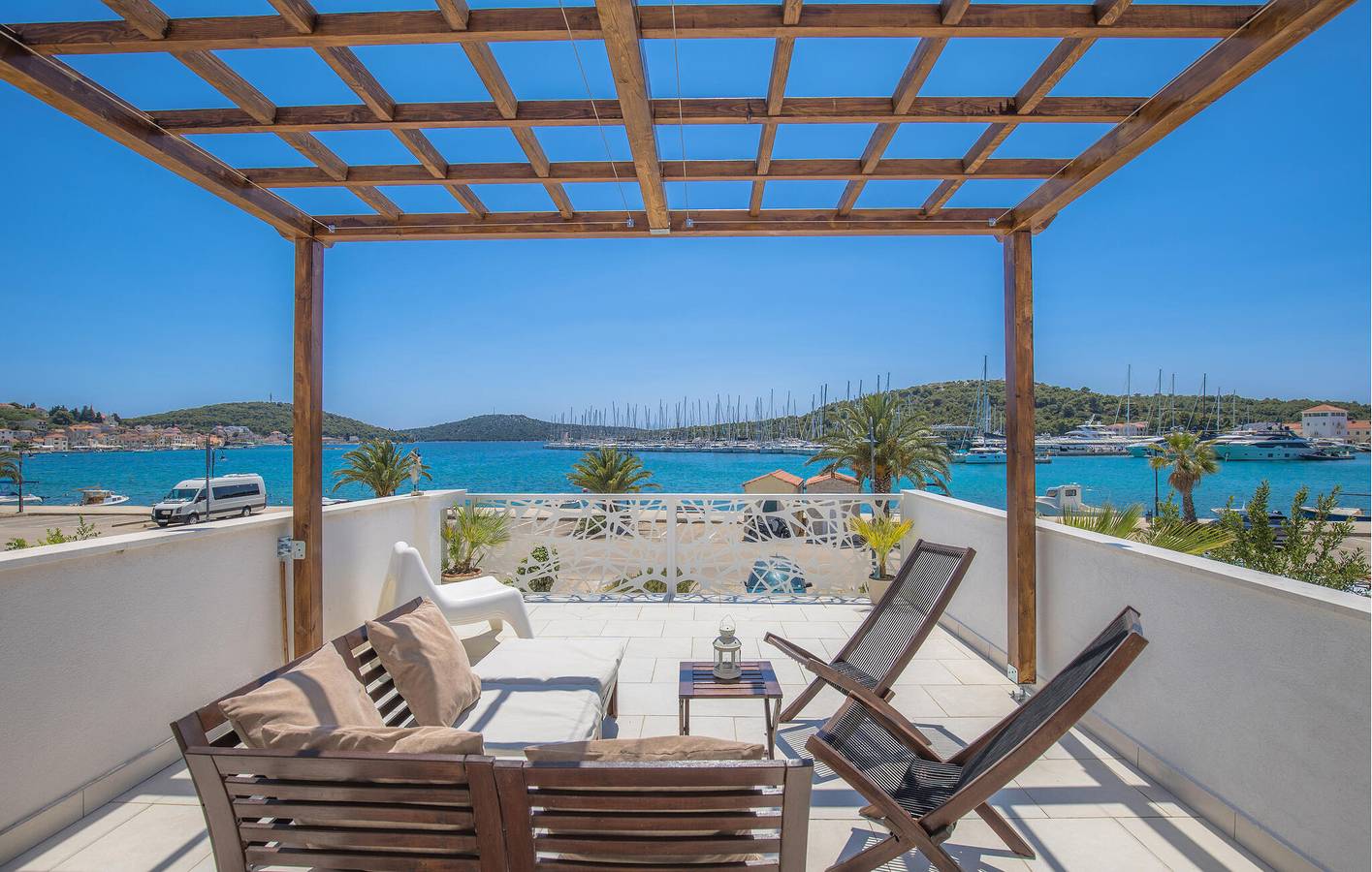 Apartamento vacacional entero, Apartamento de vacaciones para 6 personas con terraza in Rogoznica, Condado de Šibenik-Knin