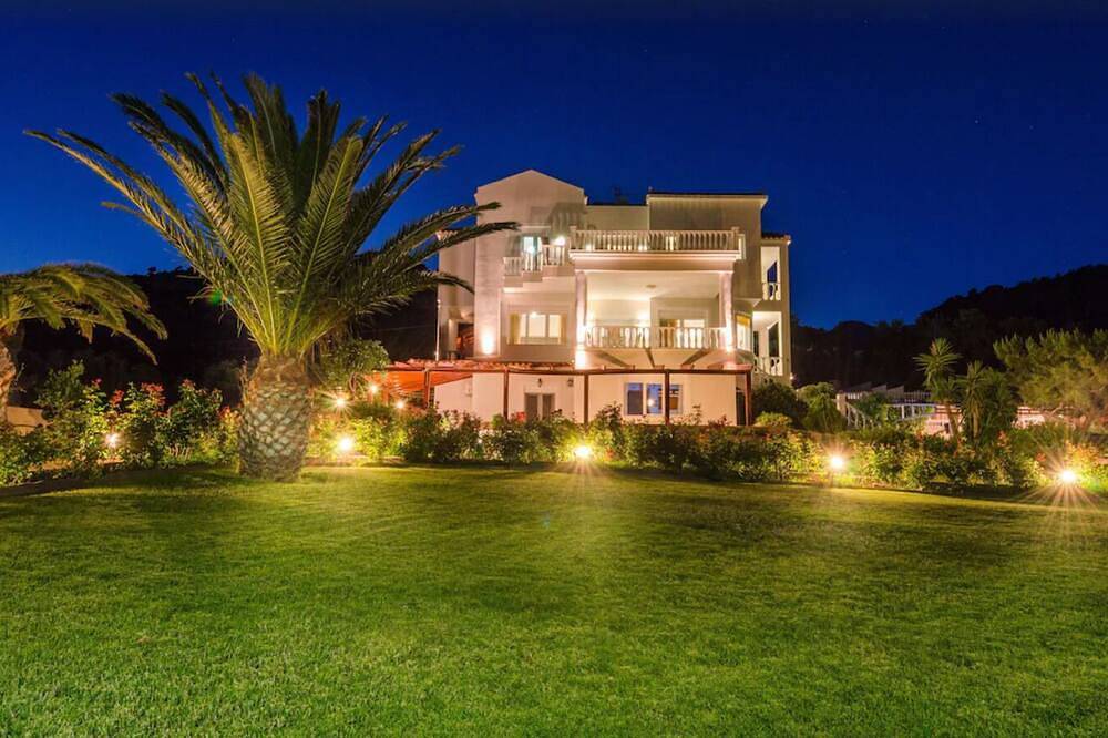 A seafront villa with swimming pool in Achlia, Kreta Süden