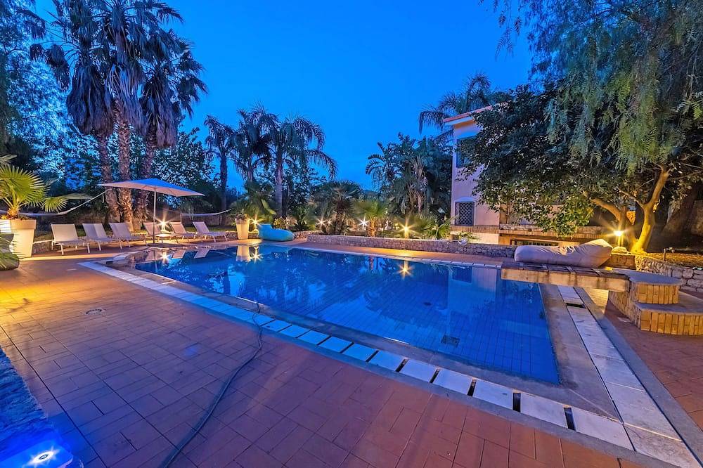 600 meters away from the sea, private pool, lush garden in Villagrazia di Carini, Carini