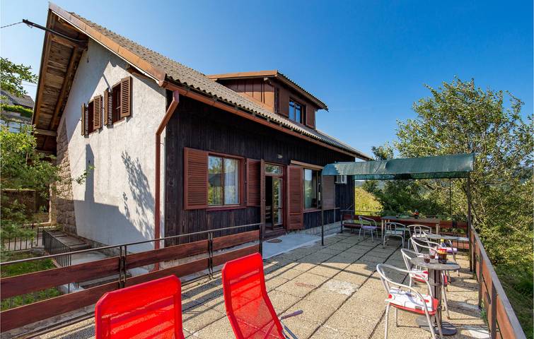 Reizende 2-Zimmer-Ferienwohnung mit Pool und Terrasse, 700 m vom Zentrum von Fuzine entfernt in Fuzine, Primorje-Gorski Kotar