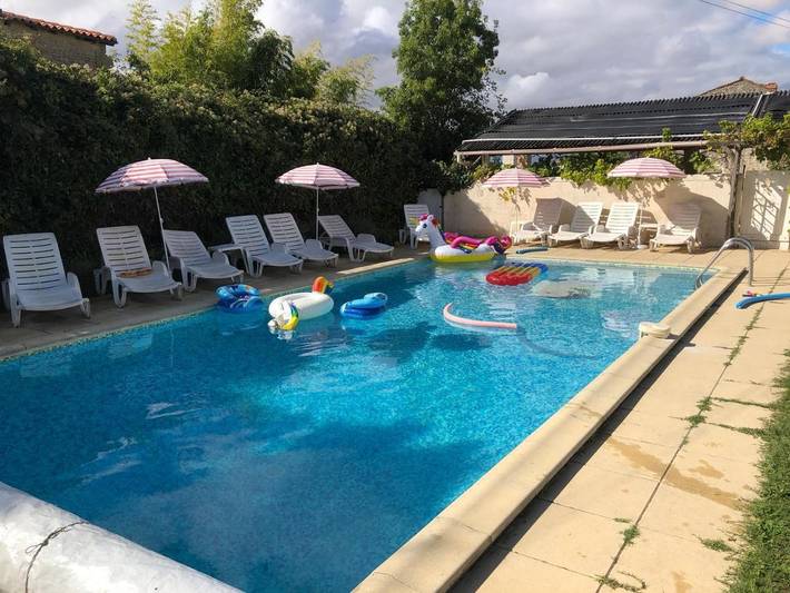 Location de vacances pour 7 personnes, avec vue ainsi que jardin et piscine à Gibourne