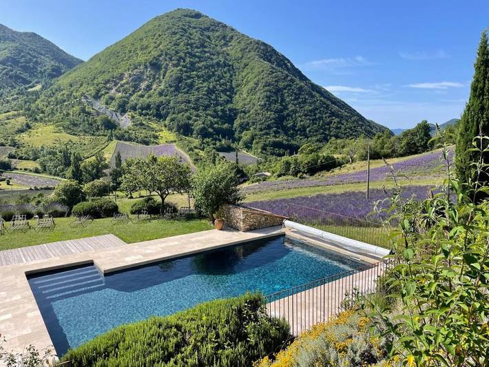 Gîte pour 4 personnes, avec vue ainsi que jardin et piscine à Chaudebonne