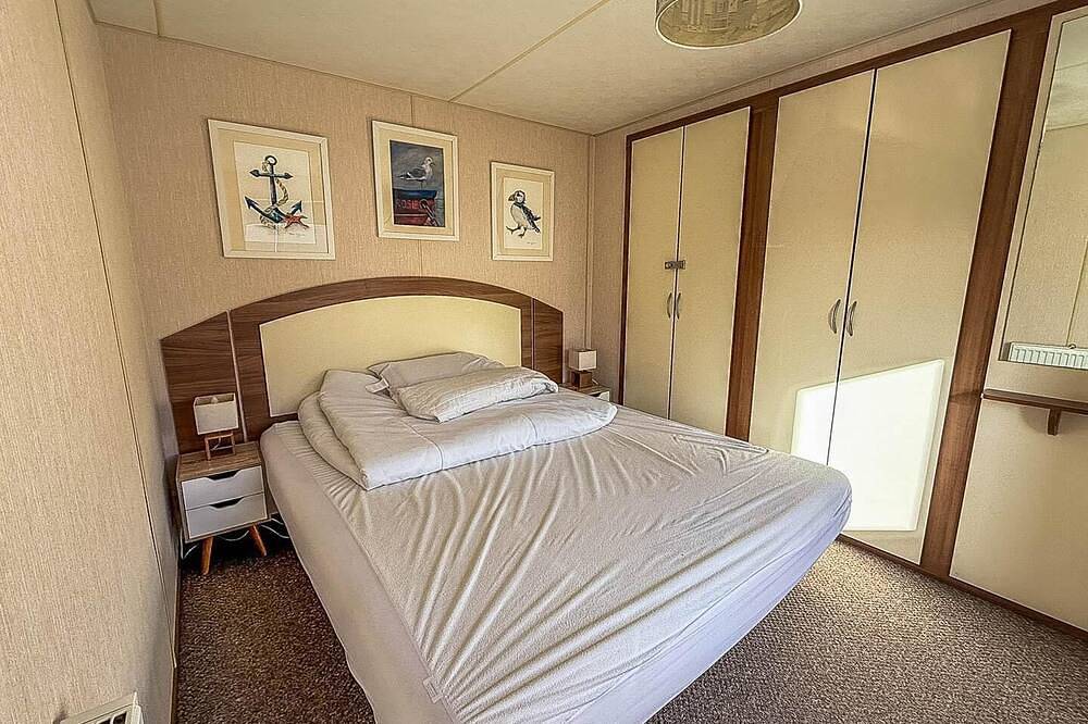Beautiful 6 berth caravan for hire with huge decking at Manor Park in Hunstanton, Norfolk Coast