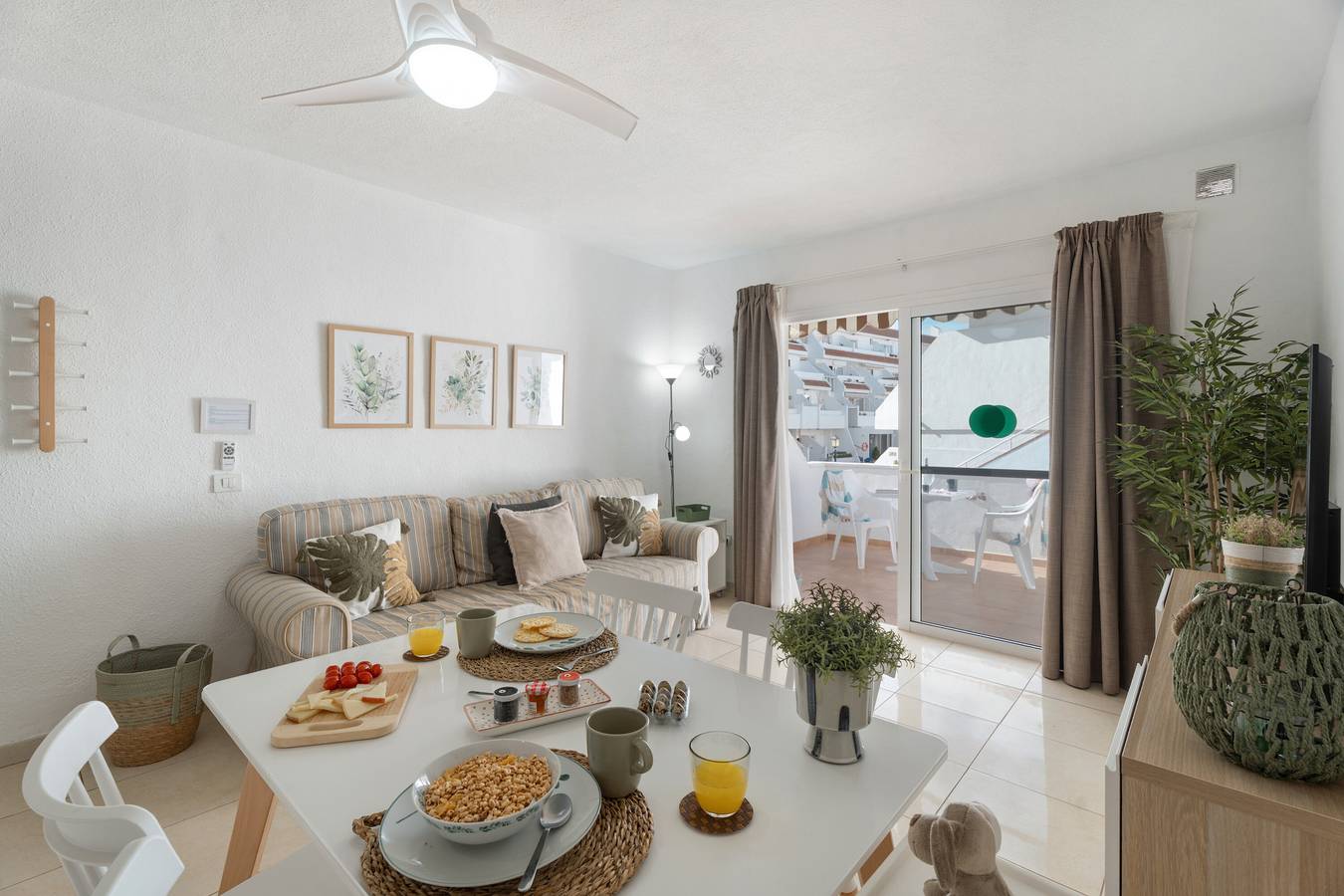 Entire apartment, Vacation 'Serene Terrace and Pool' with Shared Pool, Private Terrace and Wi-Fi in Playa de las Américas, Arona