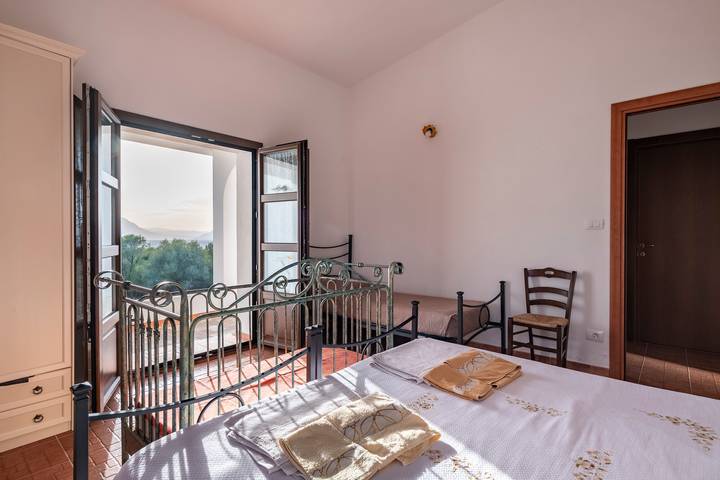 Casa Vacanze Bonu Iloghe: Vista Montagna, Terrazza Privata e Wi-Fi a Dorgali in Dorgali, Golfo di Orosei