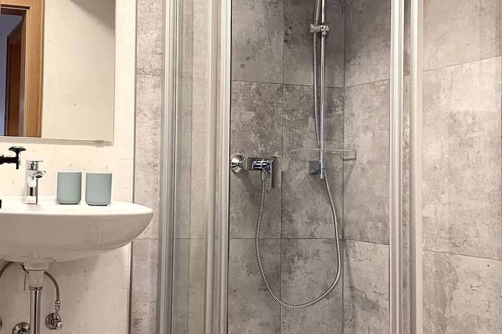 Ganze Wohnung, Landhaus Linden Appartement Paula, Fewo in bester Lage direkt am Golfplatz in Tuxer Alpen, Uderns